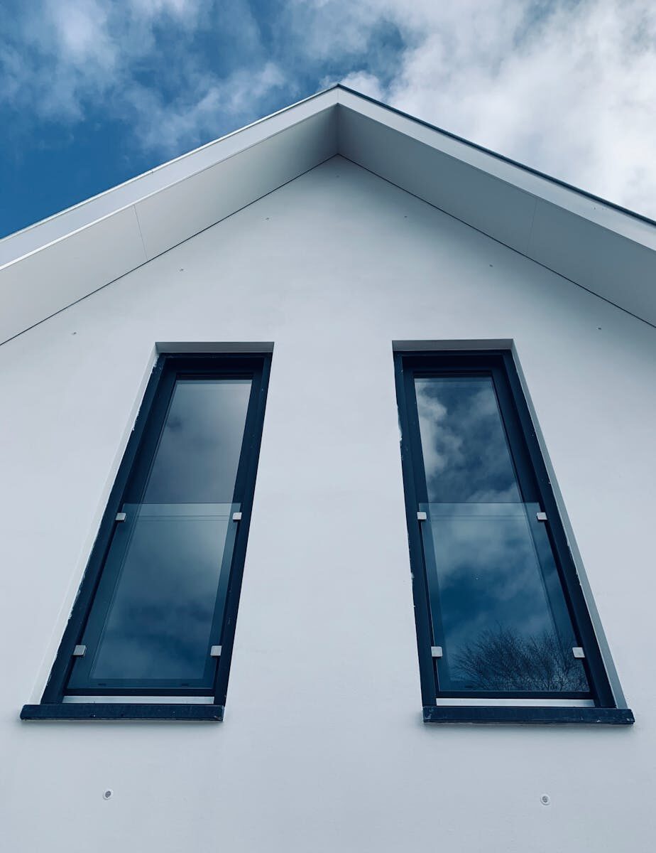How Window Glazing Improves Home Comfort and Noise Control Modern home facade with tall windows in Oudorp, Netherlands.