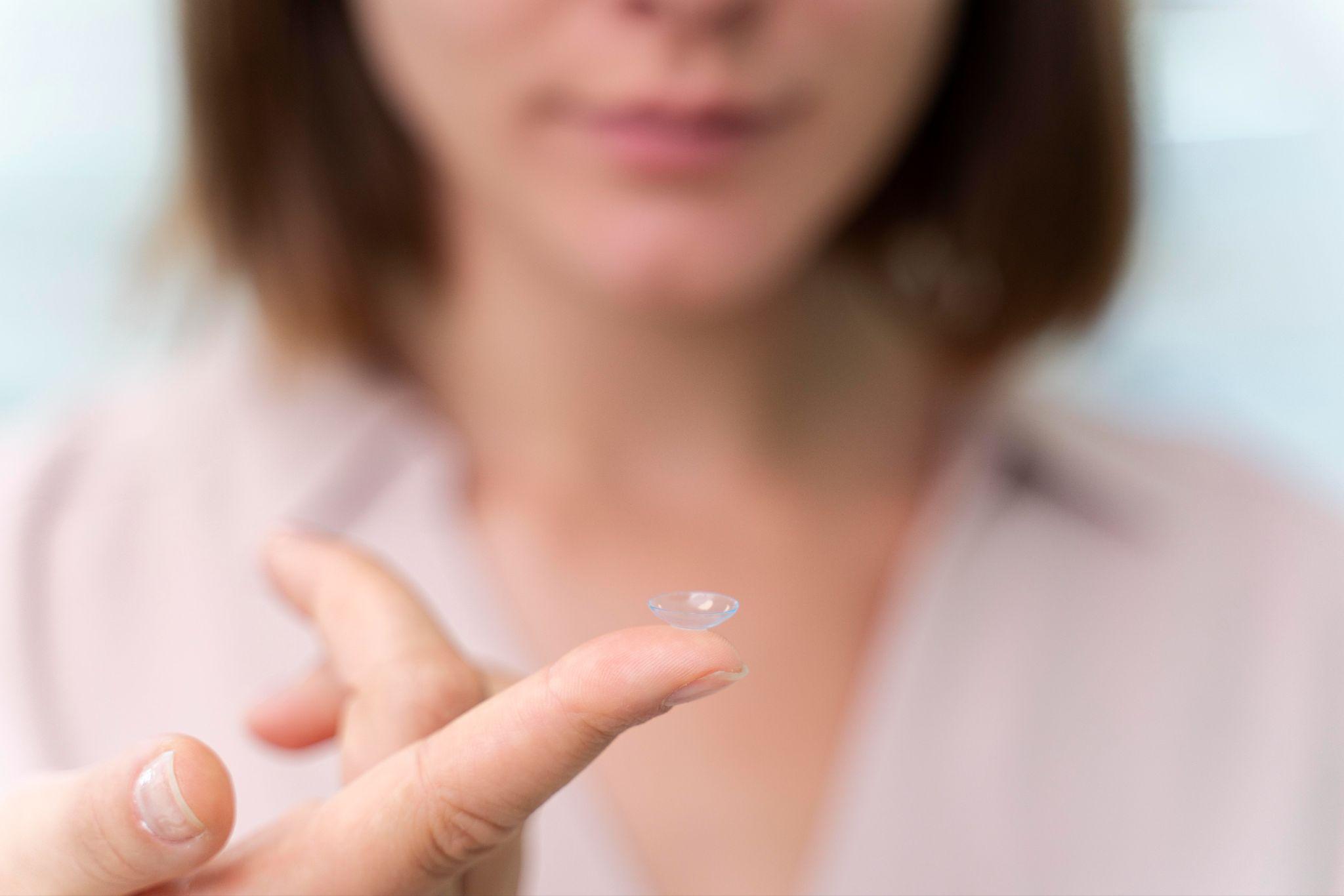 Daily vs Monthly Contact Lenses: A Physiology-Based Guide to Choosing What's Right for Your Eyes